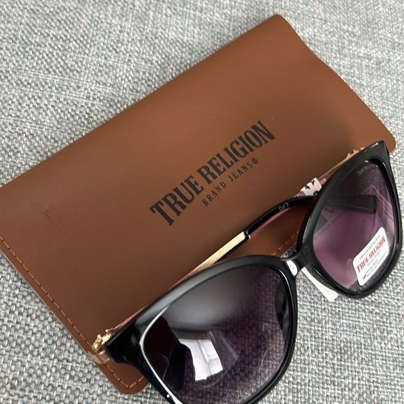 TRUE RELIGION Cat Eye Oversized  Sunglasses